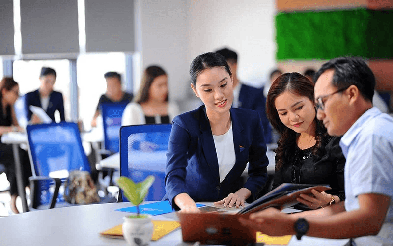 Học viên OpenEdu trao đổi và thực hành cùng giảng viên